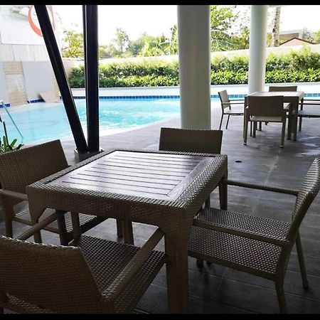 אילוילו One Spatial Two Bedroom Condominium Unit With Pool And Gym Free Netflix And Wifi מראה חיצוני תמונה