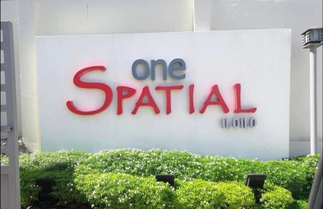 אילוילו One Spatial Two Bedroom Condominium Unit With Pool And Gym Free Netflix And Wifi מראה חיצוני תמונה