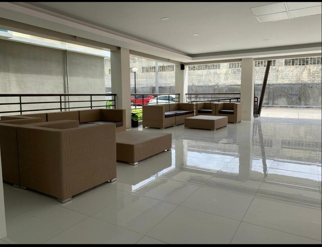 אילוילו One Spatial Two Bedroom Condominium Unit With Pool And Gym Free Netflix And Wifi מראה חיצוני תמונה