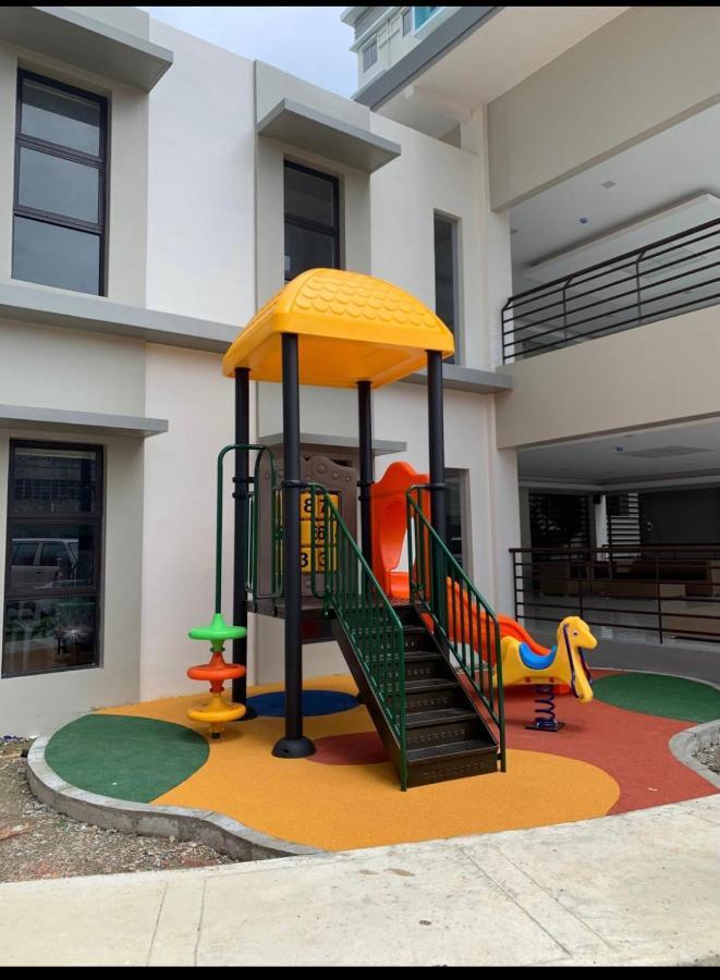 אילוילו One Spatial Two Bedroom Condominium Unit With Pool And Gym Free Netflix And Wifi מראה חיצוני תמונה