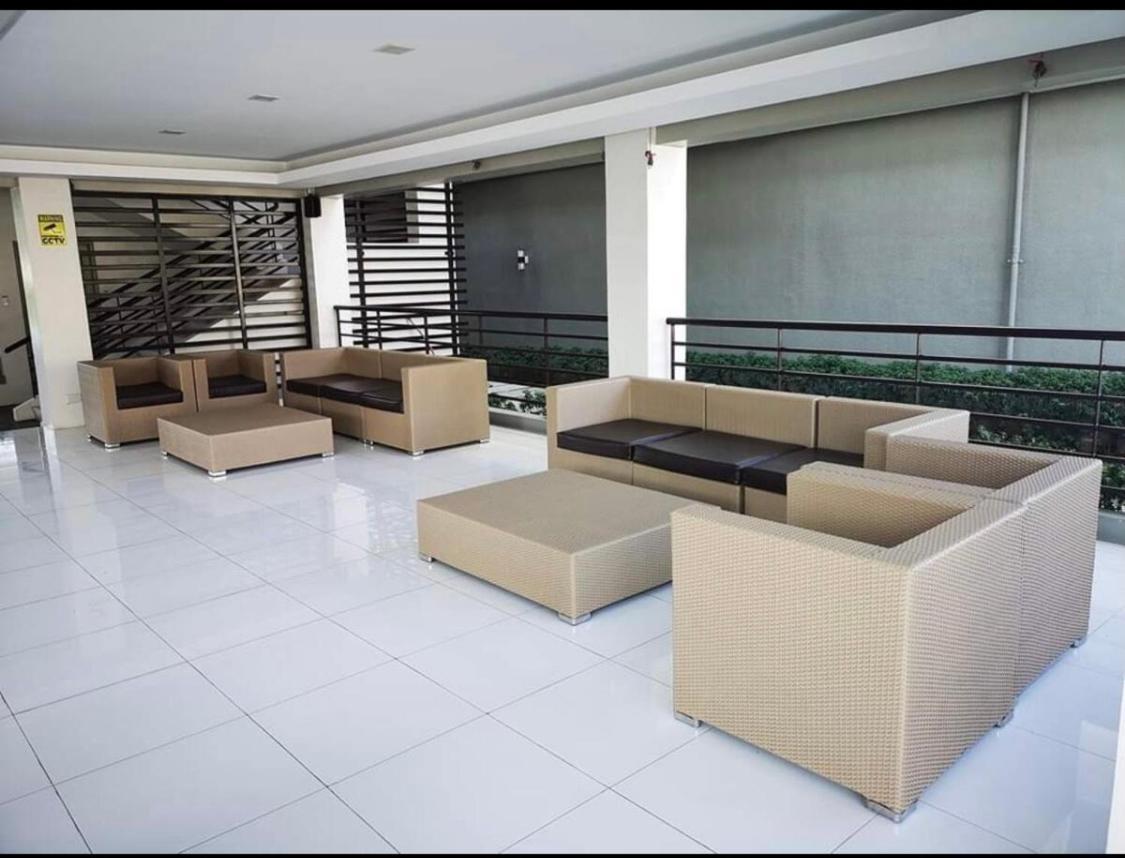 אילוילו One Spatial Two Bedroom Condominium Unit With Pool And Gym Free Netflix And Wifi מראה חיצוני תמונה