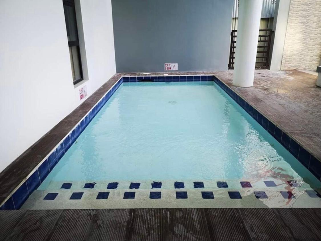 אילוילו One Spatial Two Bedroom Condominium Unit With Pool And Gym Free Netflix And Wifi מראה חיצוני תמונה